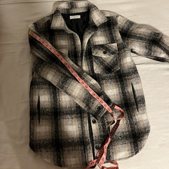 CJLA Shacket - Picture 11 of 12